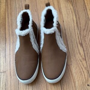 Toms Women’s Brown Slip-On bootie with Cream Faux-Shearling Trim